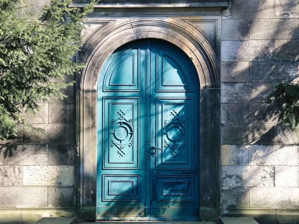 Articles Professional Co-Living Colocations professionnelles blue-color-door