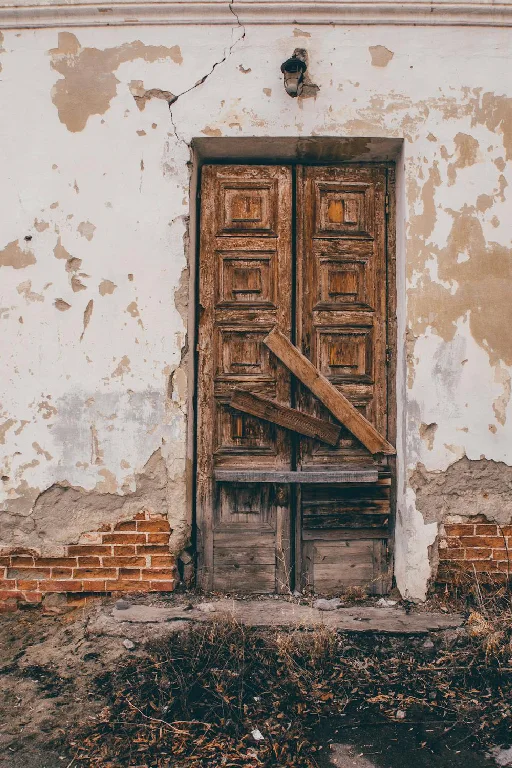 Stabiliser Articles old-wooden-damage-door